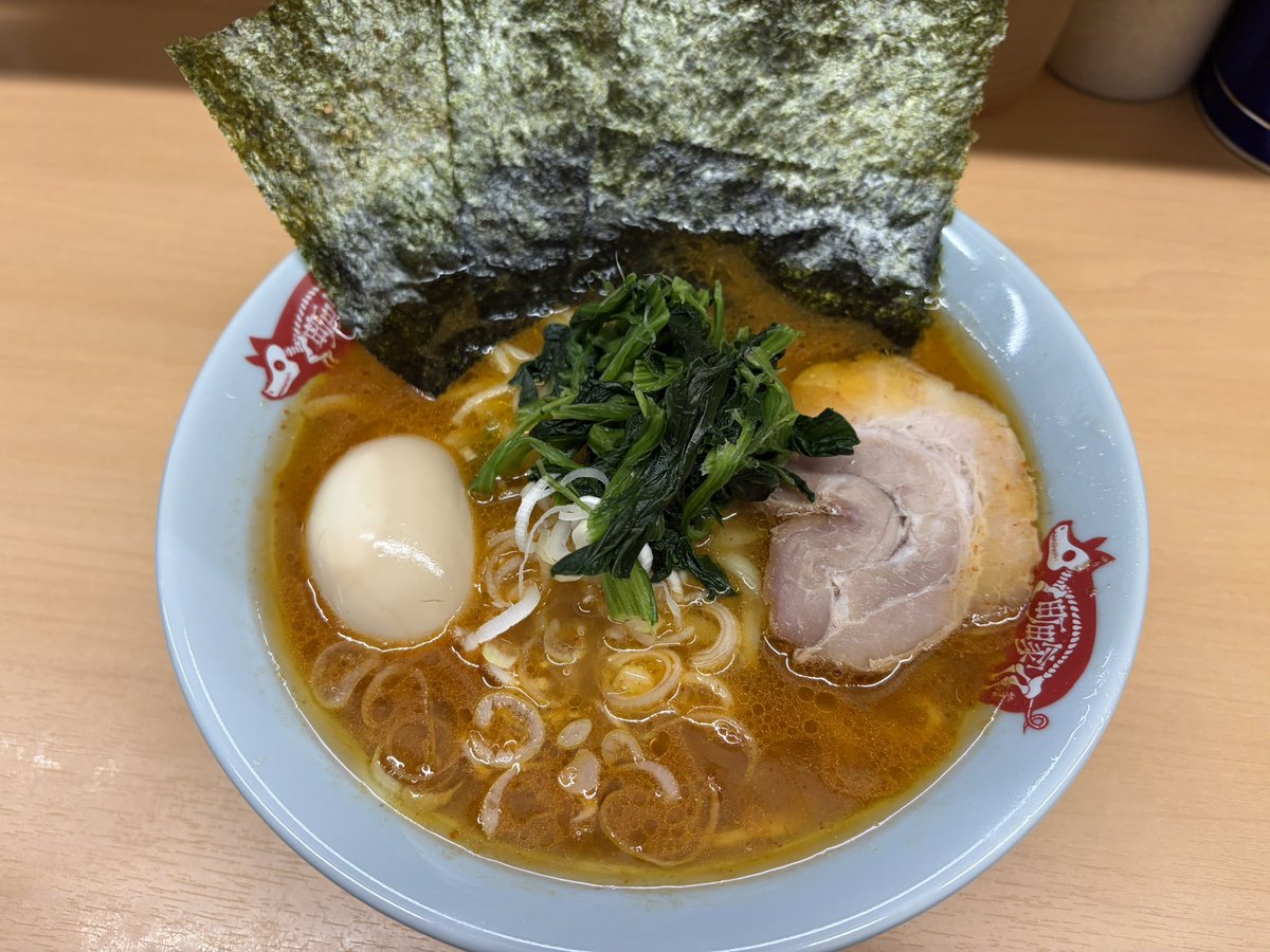 CHudgenz's tweet photo. この投稿見て「あ、家系ラーメン食べた事無い」って気付たのは私です

んで頂きました、町田屋さんnear新宿タワレコ

美味しかったぁー🍜🥚🥩🎯

食べる前は太麺って抵抗あったけど、この濃さのスープには合ってる
スープは飲まなイズムだけど危うく飲んじゃいそうになる程旨、でした https://t.co/Upjx59BXi7