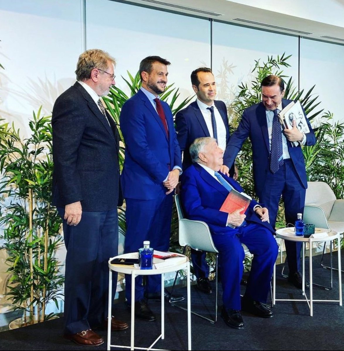 juanfmiranda's tweet photo. Chicote se va de ABC, que no será lo mismo sin él. Durante doce años trabajamos juntos en esa redacción y siempre fue un placer. Apenas nos conocíamos cuando yo llegué allí y nos hicimos grandísimos amigos. Puro periodismo al servicio de los lectores y la cabecera. Y además generando equipo y buen ambiente profesional. 

Su nombre queda para siempre entre los grandes del periódico que fundó Luca de Tena. 

Fotos: 

1) Cuando Anson, Cebrian y PJ nos presentaron “El jefe de los espías”
2) Retrato del gran @JeosmPhoto en la promoción. 
3) Debate periodístico en la redacción con @JorgeNavasGarci 
4) El día de mi despedida con un centenar de compañeros y amigos del periódico. La mayor muestra de cariño que he recibido.  

Nos volveremos a encontrar, @ChicoteLerena
