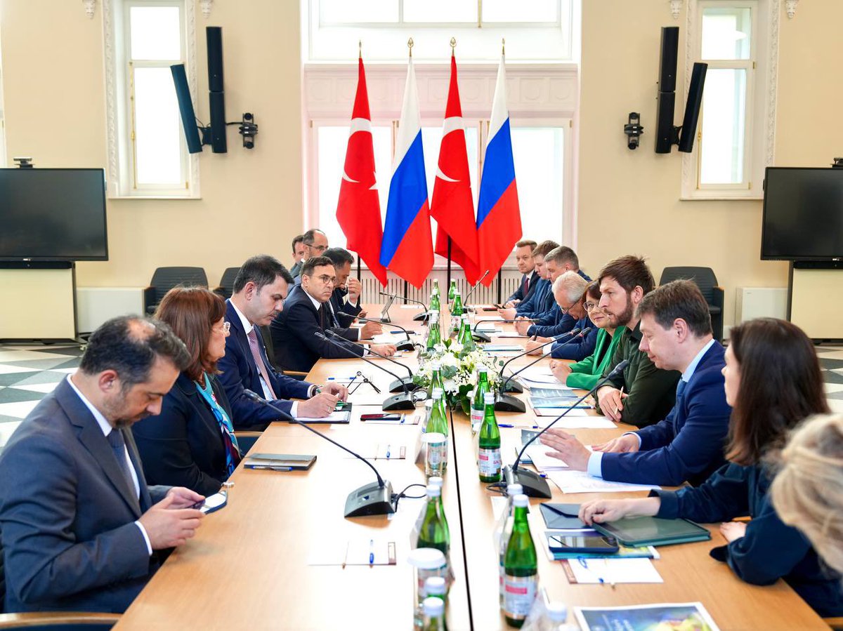 murat_kurum's tweet photo. Moskova temaslarımız kapsamında, Rusya Federasyonu Devlet Başkanı İklim Özel Temsilcisi Sayın Ruslan Edelgeriyev ile bir araya geldik.

Çevre ve şehircilik alanlarındaki iş birliklerimizi, COP31 sürecine ilişkin önceliklerimizi ve ortak hedeflerimizi değerlendirdik.

Bu süreçte Rusya’nın yapıcı katkısını ve yakın iş birliğini önemsediğimizi ifade ettik. Rusya Federasyonu’nun iklim değişikliğiyle mücadele ve yeşil dönüşüm alanlarındaki tecrübesinin COP31 sürecine önemli katkılar sunacağına inanıyorum.