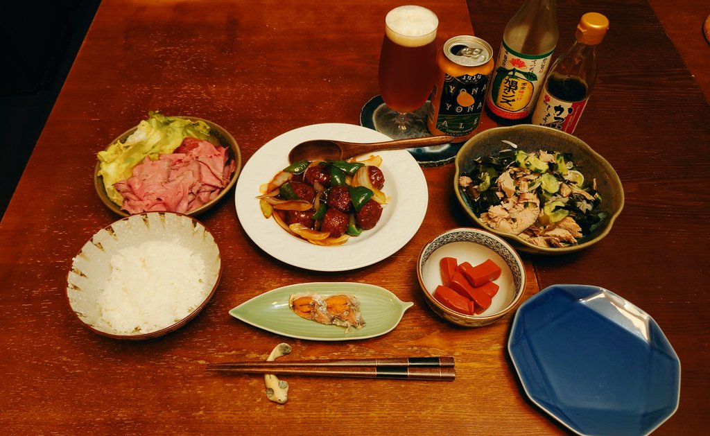 ksyrire_python's tweet photo. こんばんは🌛

今夜は郷土料理が三品と、
肉団子とローストビーフです😋
お袋の滋賀土産で鮒寿司と赤蒟蒻、
三重の生節を冷蔵庫から発掘😅し、
酢の物にしました✨
鮒寿司は好みで #旭ポンズ を少々！
赤蒟蒻は鰹醤油を垂らして🤤
何れも #よなよなエール が良く合う🍺😆 https://t.co/zTd3rwVoLK