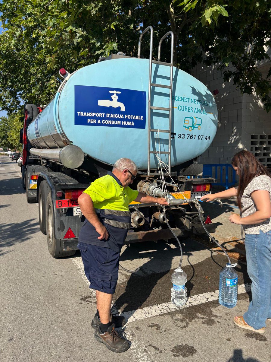 NetegesEscobar's tweet photo. L' @Aj_Tordera ha demanat a la població que no begui aigua de l'aixeta ni la faci servir per cuinar per culpa de la presència de contaminants externs. Durant el dia es reparteixen ampolles i garrafes per casals i diferents punts de la població. https://t.co/Y3pKP8AS5D