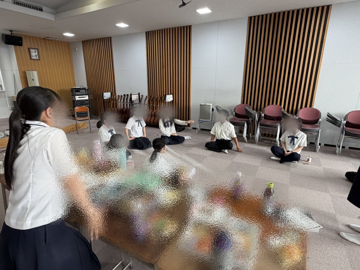 kitachorus2019's tweet photo. 先日、ちょっと遅めの新入生歓迎会を行いました！

定期演奏会での差し入れで頂いたお菓子を食べたり、部員みんなで人狼ゲームを楽しみ、一年生とさらに仲が深まったような気がします🤝

総文の準備などで、忙しい日々ですが程よい息抜きとなりました😊

明日からの練習も頑張ります💪 https://t.co/ds3v6eU3hZ