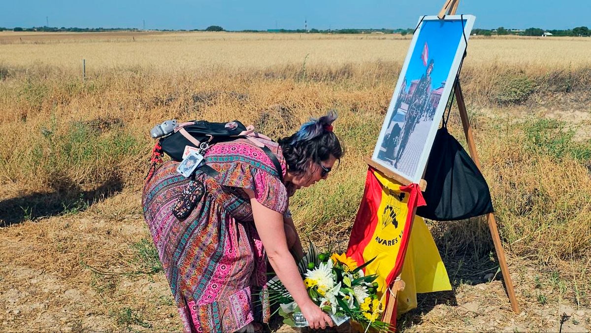 EjercitoTierra's tweet photo. La Compañía de Reconocimiento Avanzado (CRAV) de la #BrigadaParacaidista, unidad en la que estaba encuadrado el cabo Edgar Mallo Baena, ha rendido un sentido homenaje a su compañero, fallecido recientemente durante un lanzamiento paracaidista nocturno en el ejercicio #TormentaAlada26, mediante la realización de un salto y un emotivo acto en su memoria.
✅ Familiares, compañeros y amigos le han rendido el último homenaje, recordando a un militar que sirvió a España con honor, entrega y espíritu de servicio.
Su recuerdo permanecerá siempre entre nosotros. Descanse en paz. #SomostuEjército 🇪🇸