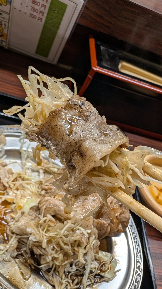 knzwk5's tweet photo. 金沢の繁華街、片町。
昼時、ホテルの裏にある食堂に人が続々と入店している。
薄いバラ肉を鉄板でサクッと炒めてスピード提供。
これは美味い。

#宇宙軒食堂

とんバラ定食¥850 https://t.co/mB8ncW6pgS