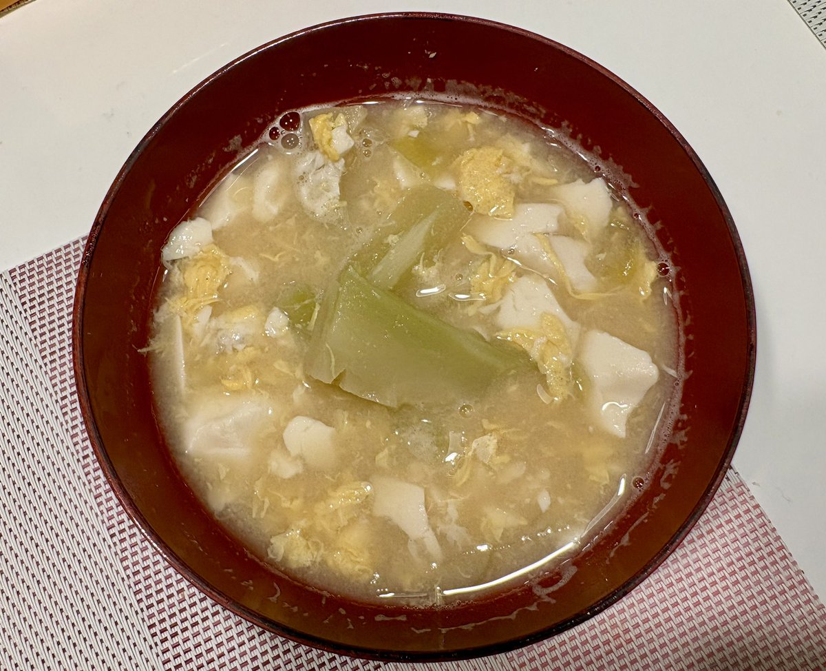 mayu228s's tweet photo. 喉痛さんでも食べれるかなと作った味噌汁。
具は冷蔵庫にあった豆腐と卵。
そんで今さらかもだけど、初めてブロッコリーの茎入れてみたらめちゃくちゃ美味しい！
味噌汁にブロッコリーの茎、ヘビロテ決定✨
#冷凍保存してて良かった茎
#そもそもブロッコリーの茎美味しいよね https://t.co/SJNEN6N4TK