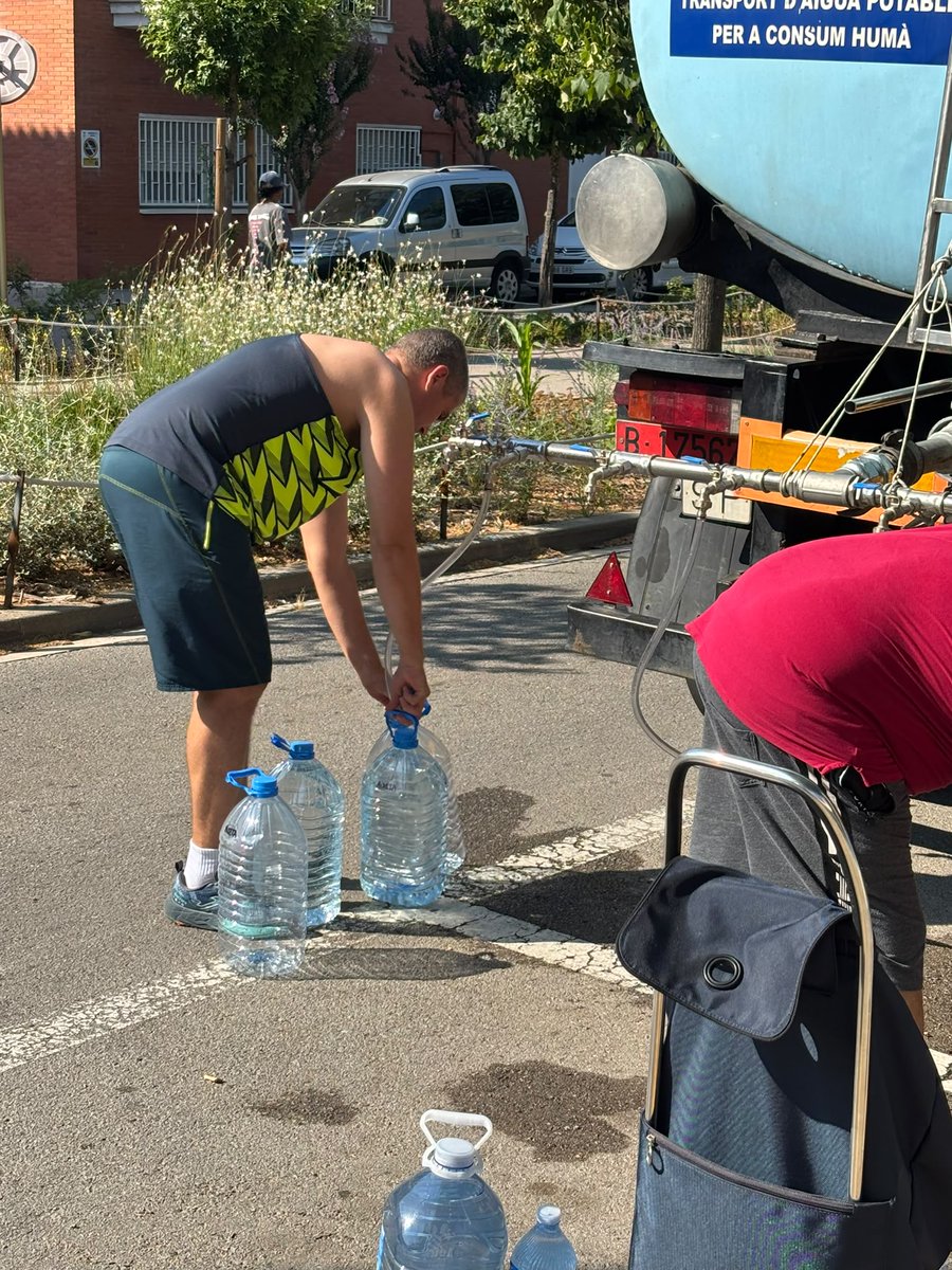 NetegesEscobar's tweet photo. L' @Aj_Tordera ha demanat a la població que no begui aigua de l'aixeta ni la faci servir per cuinar per culpa de la presència de contaminants externs. Durant el dia es reparteixen ampolles i garrafes per casals i diferents punts de la població. https://t.co/Y3pKP8AS5D