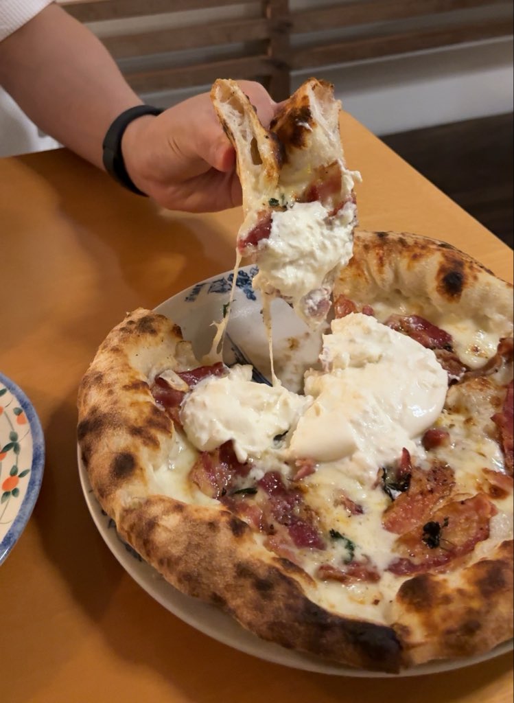 Hamkdy_'s tweet photo. แฟนพ้มเก่งมาก ไม่รู้ไปหาร้านพิซซ่าอร่อยขนาดนี้มาจากไหน🫪🥫🍕 The sparror pizza เอกมัย เป็นแป้ง sourdough หนึบหอมเตาถ่าน บางนุ่ม อร่อยม้ากกกก becon มีรสเผ็ดนิดๆ หอมน้ำผึ้ง ถาดนี้ไม่จืดเลย ยิ่งเพิ่มชีส burrata ครบทุกมิติ ร้านไวป์ดีสุดๆ น้องหมาแมวเข้าได้ https://t.co/Qzd29SgCiS