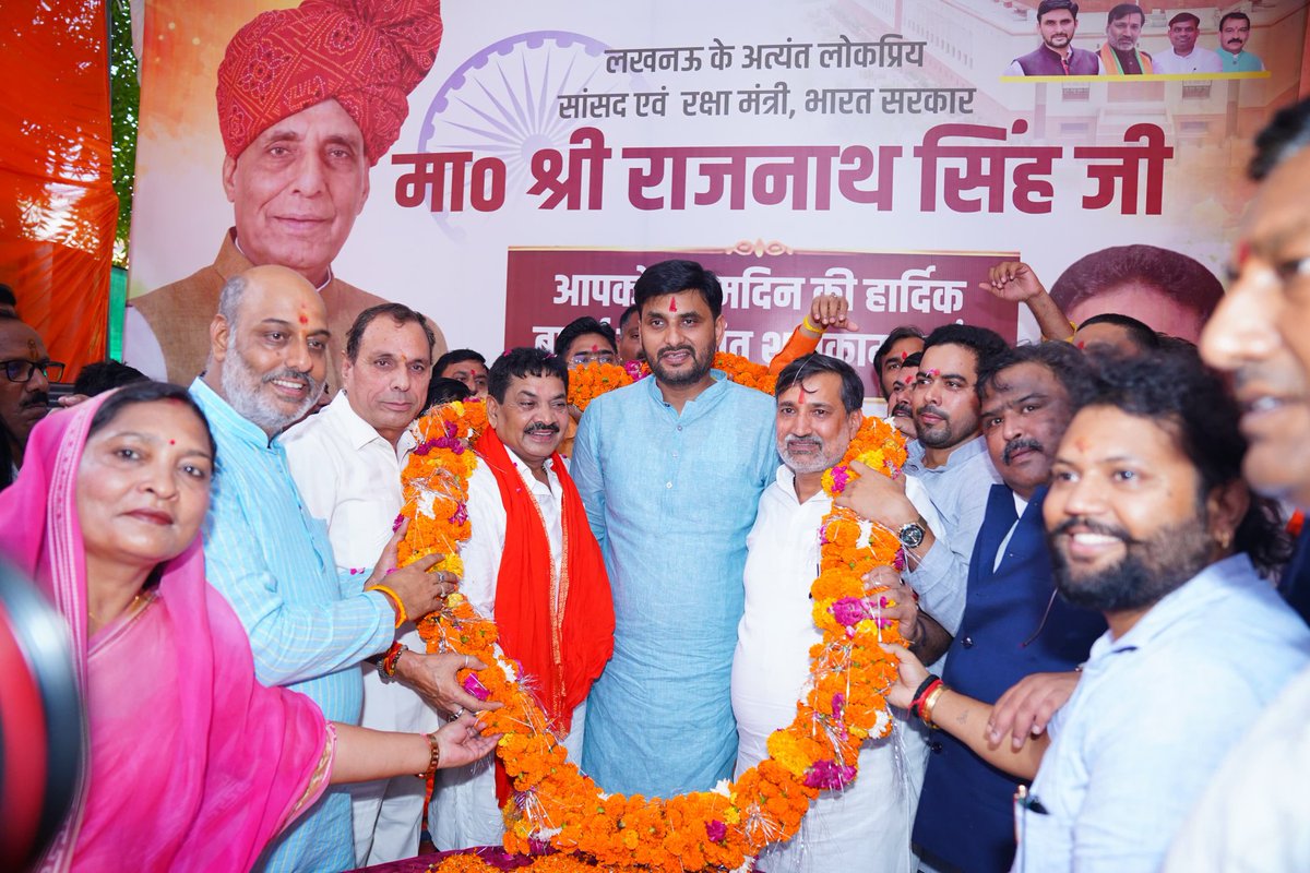 NeerajSinghSays's tweet photo. आज लखनऊ में भारत सरकार के माननीय रक्षामंत्री एवं लखनऊ लोकसभा क्षेत्र के लोकप्रिय सांसद आदरणीय श्री राजनाथ सिंह जी के जन्मदिवस के शुभावसर पर माननीय सदस्य, विधान परिषद श्री रामचंद्र प्रधान जी के आवास पर आयोजित "सुंदरकांड पाठ एवं प्रसाद वितरण" कार्यक्रम में सम्मिलित होकर प्रभु श्रीहनुमान जी महाराज का आशीर्वाद प्राप्त करने का सौभाग्य मिला।

प्रभु श्रीहनुमान जी से प्रार्थना है कि आदरणीय राजनाथ सिंह जी को उत्तम स्वास्थ्य, दीर्घायु एवं निरंतर राष्ट्रसेवा की शक्ति प्रदान करें। उनके कुशल नेतृत्व में देश और उत्तर प्रदेश निरंतर प्रगति के पथ पर अग्रसर रहे।

साथ में क्षेत्रीय अध्यक्ष अवधेश द्विवेदी जी व वरिष्ठ नेता मनीष शुक्ला जी प्रमुख रूप से उपस्थित रहे।