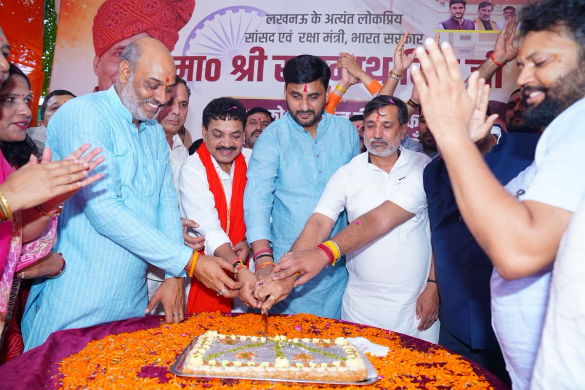 NeerajSinghSays's tweet photo. आज लखनऊ में भारत सरकार के माननीय रक्षामंत्री एवं लखनऊ लोकसभा क्षेत्र के लोकप्रिय सांसद आदरणीय श्री राजनाथ सिंह जी के जन्मदिवस के शुभावसर पर माननीय सदस्य, विधान परिषद श्री रामचंद्र प्रधान जी के आवास पर आयोजित "सुंदरकांड पाठ एवं प्रसाद वितरण" कार्यक्रम में सम्मिलित होकर प्रभु श्रीहनुमान जी महाराज का आशीर्वाद प्राप्त करने का सौभाग्य मिला।

प्रभु श्रीहनुमान जी से प्रार्थना है कि आदरणीय राजनाथ सिंह जी को उत्तम स्वास्थ्य, दीर्घायु एवं निरंतर राष्ट्रसेवा की शक्ति प्रदान करें। उनके कुशल नेतृत्व में देश और उत्तर प्रदेश निरंतर प्रगति के पथ पर अग्रसर रहे।

साथ में क्षेत्रीय अध्यक्ष अवधेश द्विवेदी जी व वरिष्ठ नेता मनीष शुक्ला जी प्रमुख रूप से उपस्थित रहे।