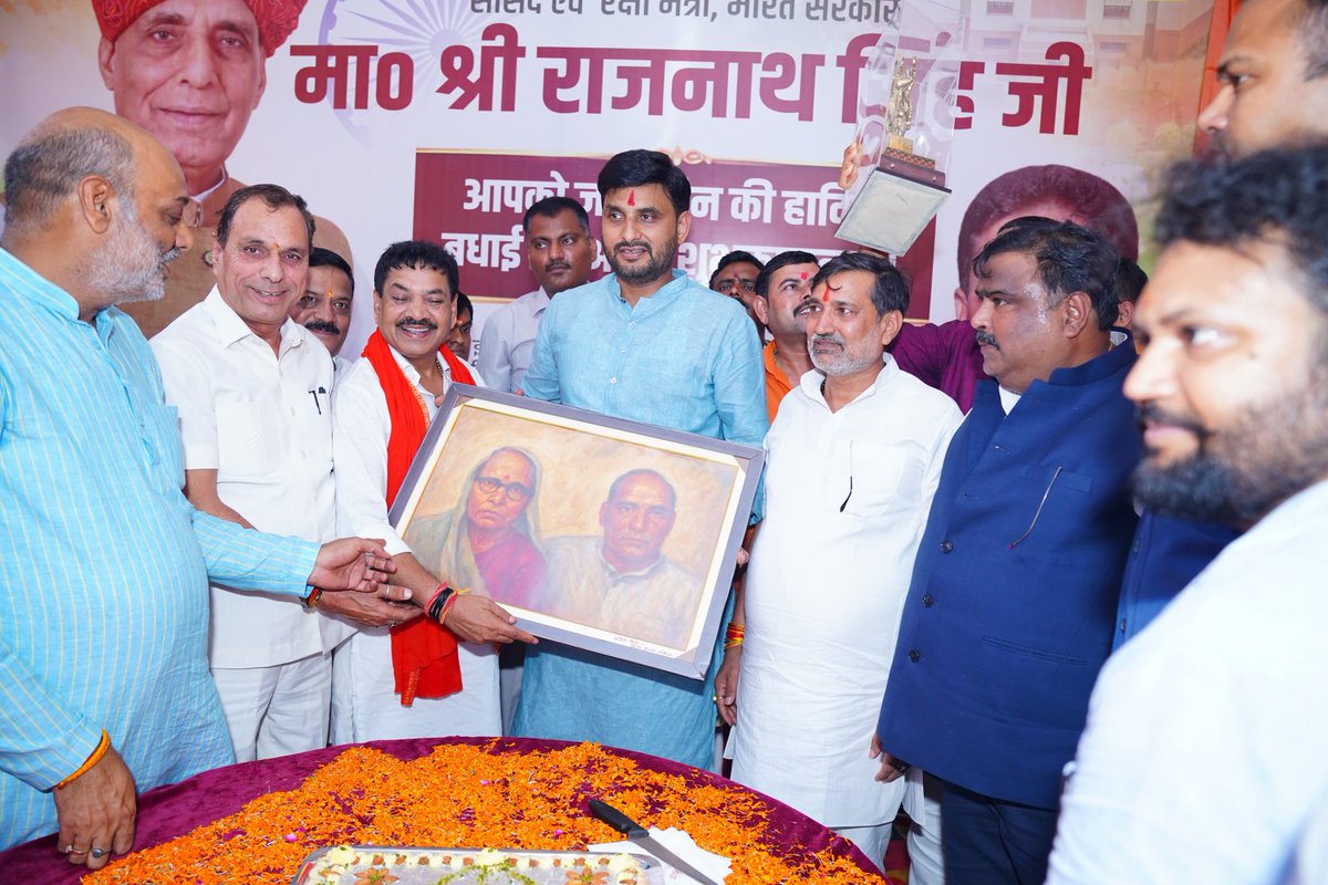 NeerajSinghSays's tweet photo. आज लखनऊ में भारत सरकार के माननीय रक्षामंत्री एवं लखनऊ लोकसभा क्षेत्र के लोकप्रिय सांसद आदरणीय श्री राजनाथ सिंह जी के जन्मदिवस के शुभावसर पर माननीय सदस्य, विधान परिषद श्री रामचंद्र प्रधान जी के आवास पर आयोजित "सुंदरकांड पाठ एवं प्रसाद वितरण" कार्यक्रम में सम्मिलित होकर प्रभु श्रीहनुमान जी महाराज का आशीर्वाद प्राप्त करने का सौभाग्य मिला।

प्रभु श्रीहनुमान जी से प्रार्थना है कि आदरणीय राजनाथ सिंह जी को उत्तम स्वास्थ्य, दीर्घायु एवं निरंतर राष्ट्रसेवा की शक्ति प्रदान करें। उनके कुशल नेतृत्व में देश और उत्तर प्रदेश निरंतर प्रगति के पथ पर अग्रसर रहे।

साथ में क्षेत्रीय अध्यक्ष अवधेश द्विवेदी जी व वरिष्ठ नेता मनीष शुक्ला जी प्रमुख रूप से उपस्थित रहे।