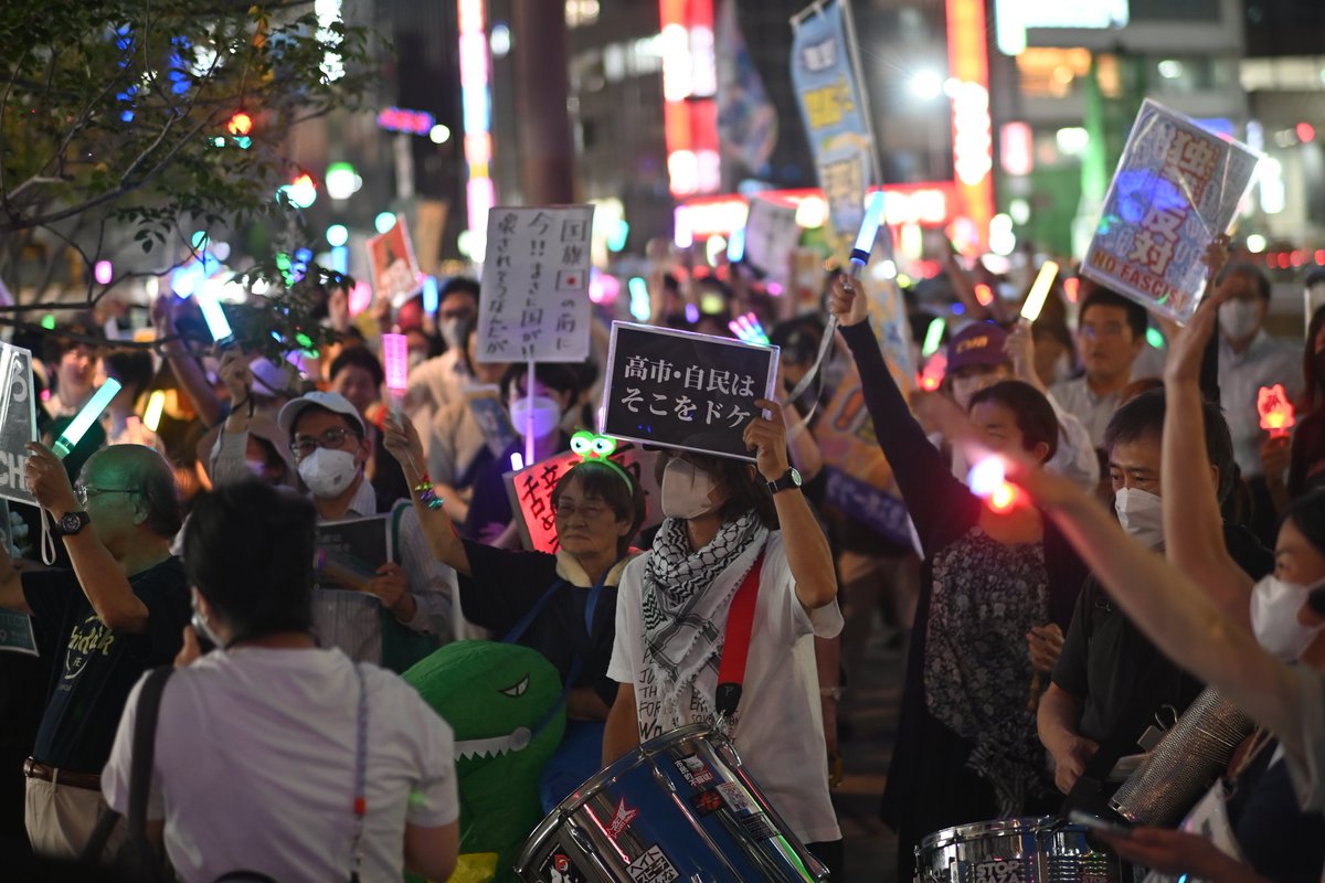 Mae_To_Ushiro's tweet photo. 名古屋駅前です。改憲をはじめ、国民の生活よりも自らのやりたいことを優先する高市政権に抗議するデモが行われています。国会でも、まともな議論すらなく乱暴に法案を通し続ける高市政権に怒る400人が集まり、「高市内閣、総辞職」「改憲反対」とコールしています。#めちゃくちゃな政治に抗議0710 https://t.co/GZWrZKbb2b