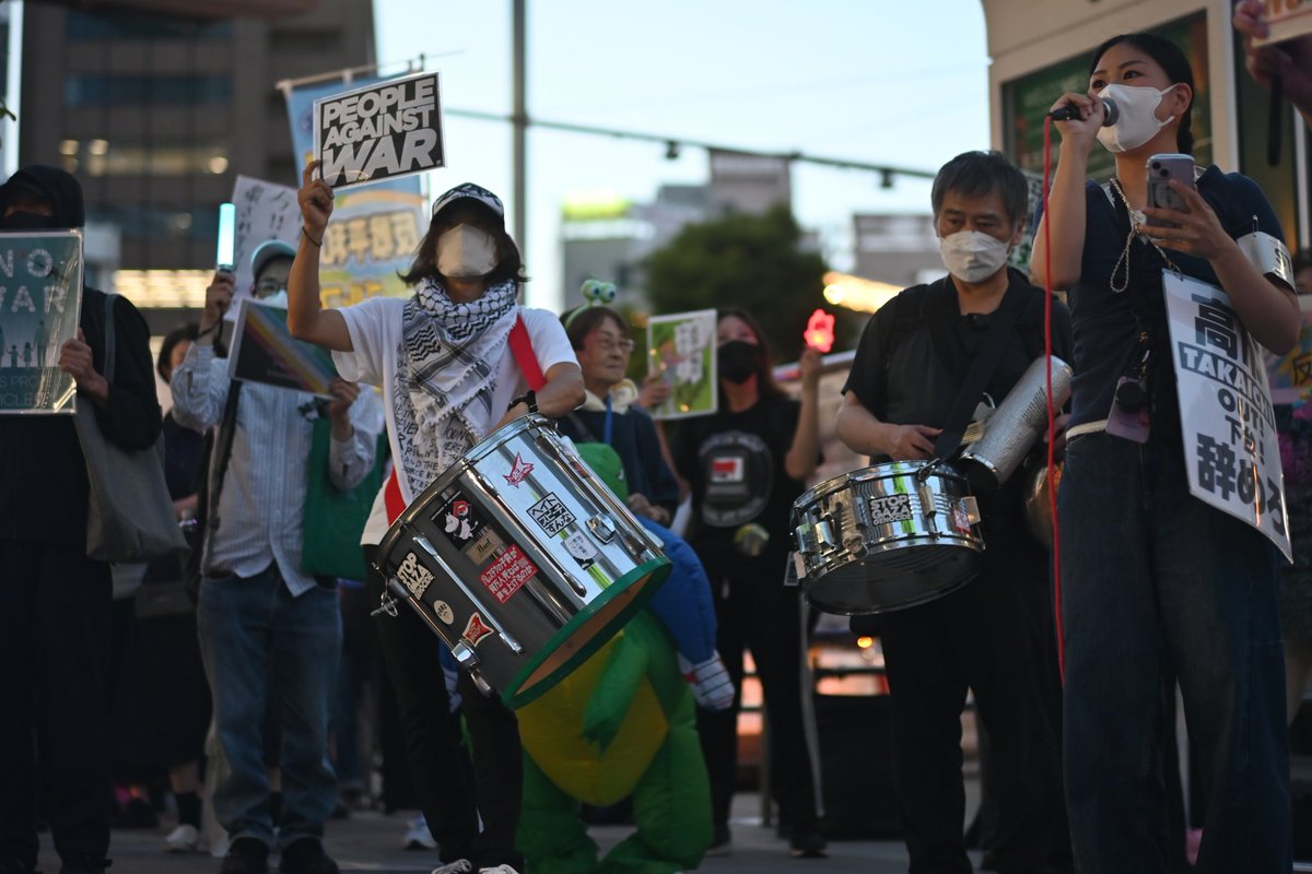 Mae_To_Ushiro's tweet photo. 名古屋駅前です。改憲をはじめ、国民の生活よりも自らのやりたいことを優先する高市政権に抗議するデモが行われています。国会でも、まともな議論すらなく乱暴に法案を通し続ける高市政権に怒る400人が集まり、「高市内閣、総辞職」「改憲反対」とコールしています。#めちゃくちゃな政治に抗議0710 https://t.co/GZWrZKbb2b