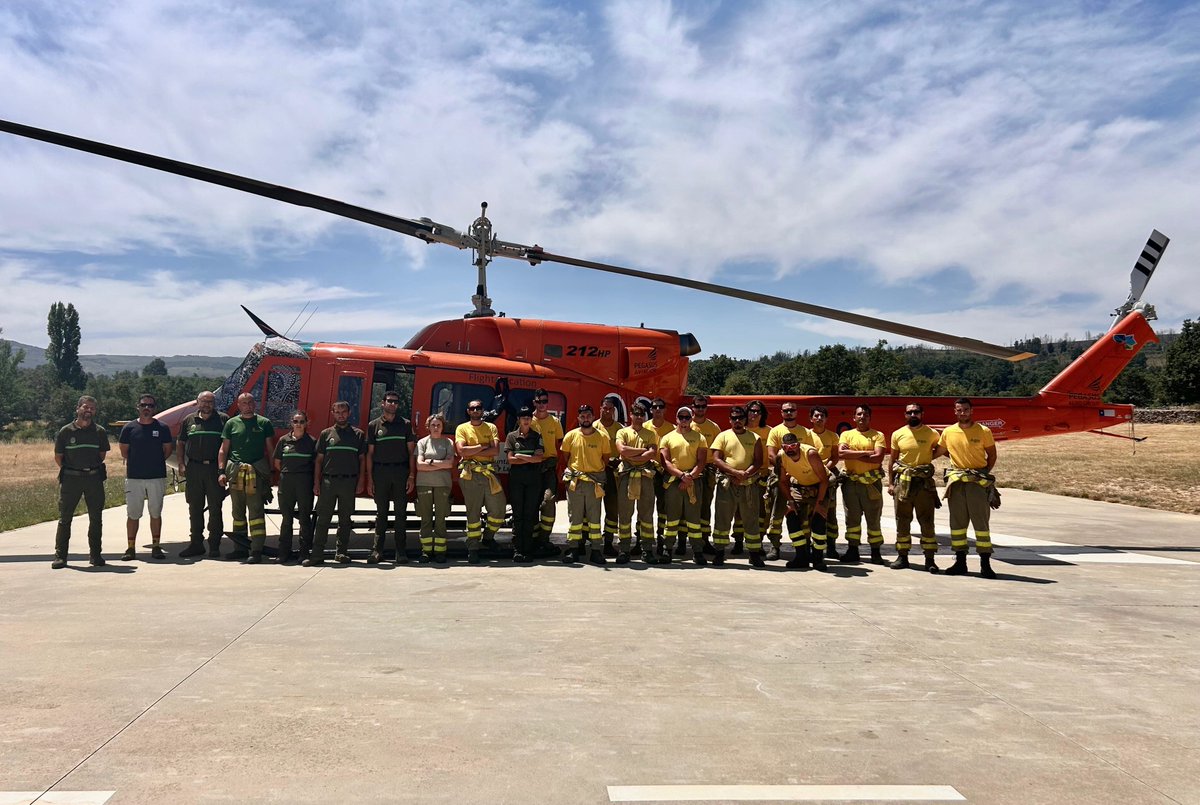 naturalezacyl's tweet photo. Los compañeros del operativo #INFOCAL de #Zamora guardaron ayer un minuto de silencio en recuerdo de Rosana Ríos Muriel, #AAMM entusiasta de la naturaleza y comprometida con su trabajo https://t.co/UojcL6Rh6y