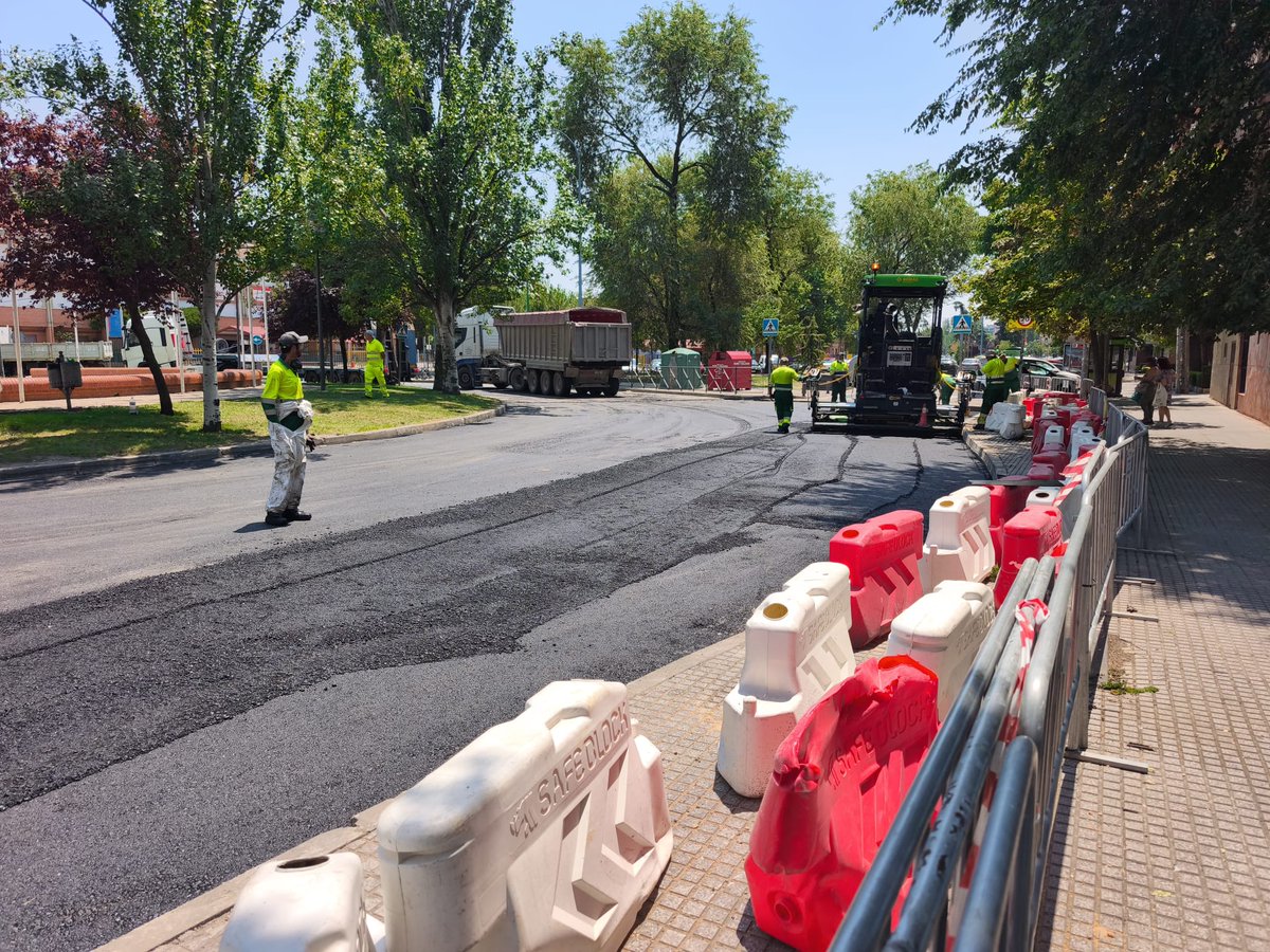 MantYObrasLega's tweet photo. 🚦 ¡Se acabó el rodeo, #Leganés! 😎

La obra de la Av. de Europa ya está terminada y el tráfico vuelve a la normalidad. 🚗💨

Gracias por vuestra paciencia. Seguimos trabajando para mejorar la ciudad, también cuando las obras molestan un poco. 💪🛣️ https://t.co/G927MJuXdI