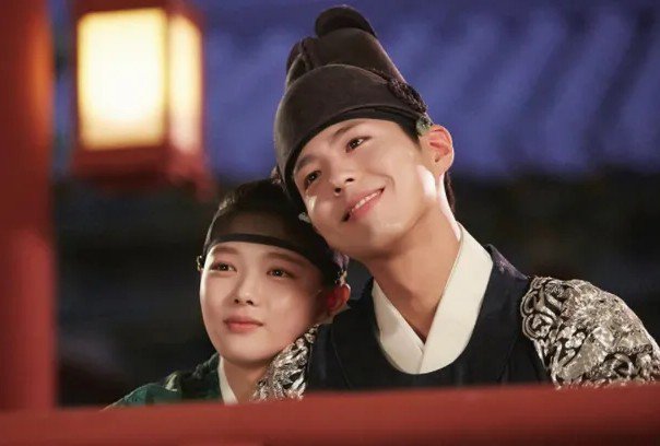 jeongjeonginuna's tweet photo. Bogum be like, "STOP MEREBUT ISTRI-ISTRI GUE YA!" 😭

Bogum Hyeri - Reply 1988 (2015)
Bogum Yoojung - Love in the Moonlight (2016)
Inyoup Yoojung - Dear X (2025)
Inyoup Hyeri - Dream to You (2026) https://t.co/ngVBEAYuHK