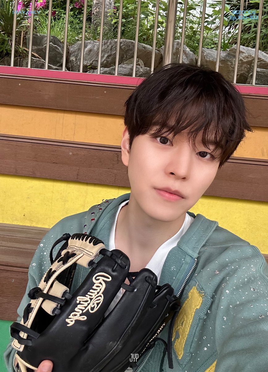 bbuggu_ming2's tweet photo. 이거 승민이 개인 글러브잖아
개인 글러브 맨날 챙겨 다니나 봐🥹 https://t.co/A3zSMTZj5Y