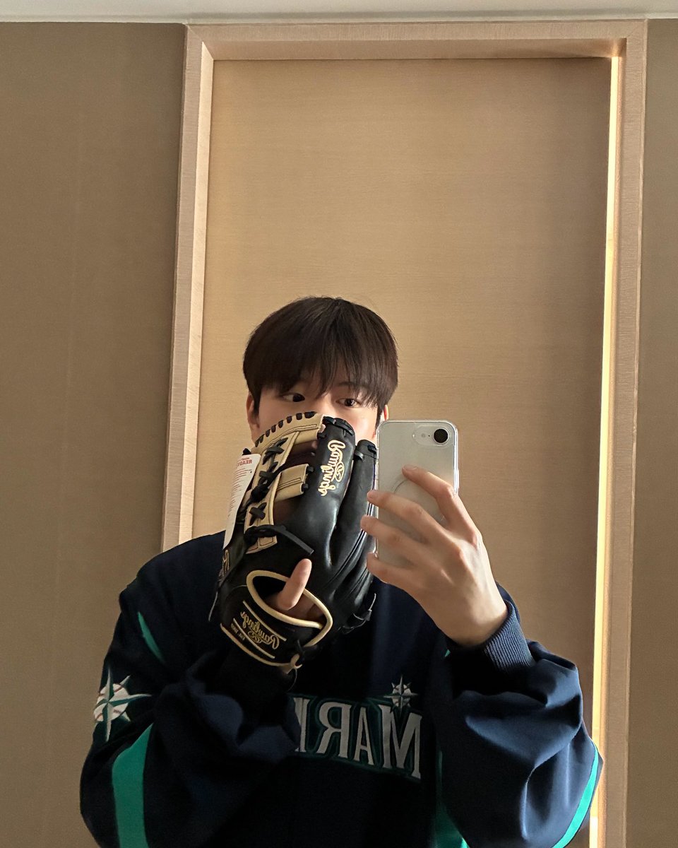 bbuggu_ming2's tweet photo. 이거 승민이 개인 글러브잖아
개인 글러브 맨날 챙겨 다니나 봐🥹 https://t.co/A3zSMTZj5Y