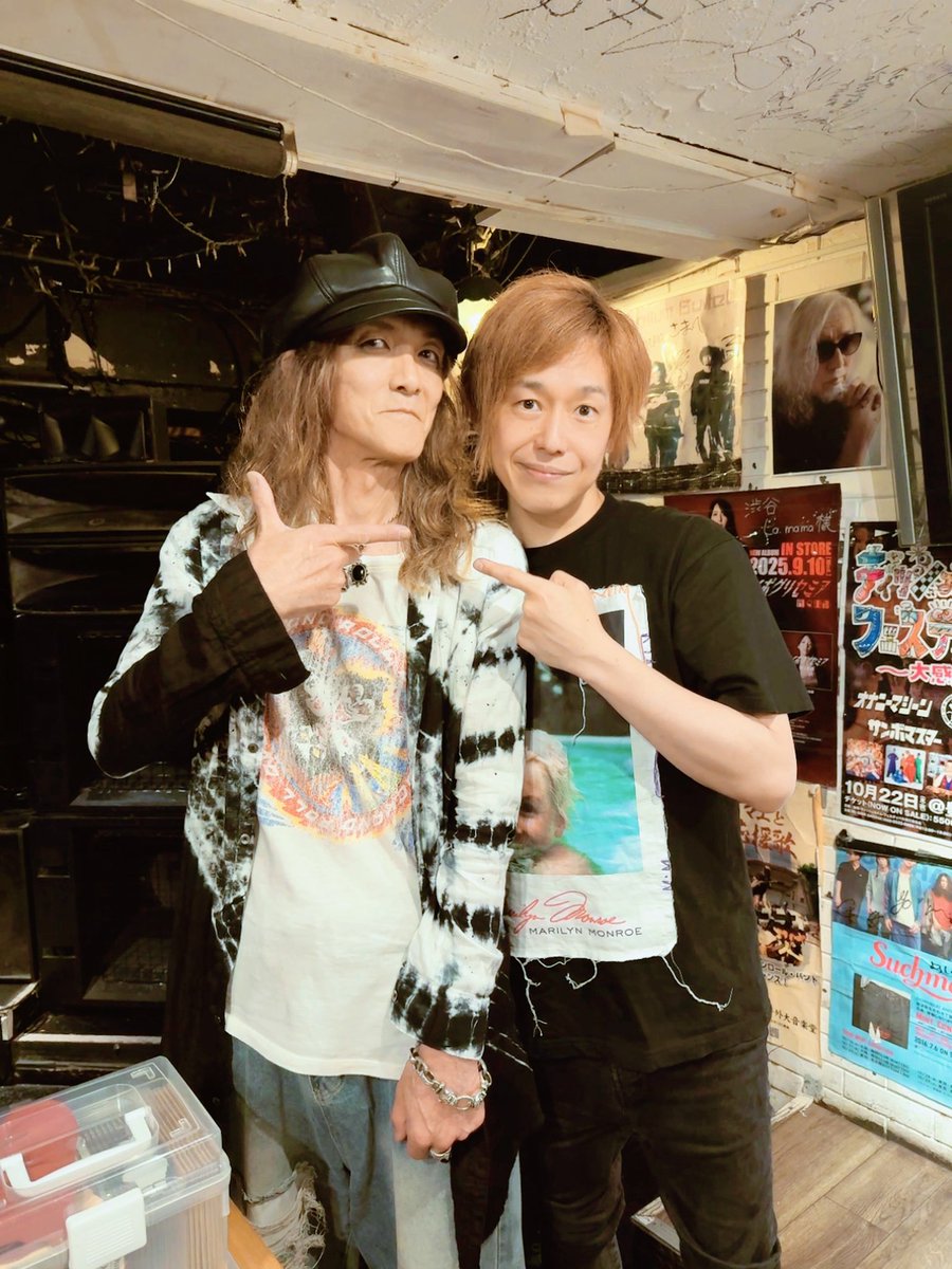 kuroekaz's tweet photo. 終演後のONOCHINさんと👉
ちょいとご無沙汰でしたが昨日もオノチン節が炸裂してました👏

さて、次回ライブは7/12新宿レッドクロスにてHOLICSライブになります🫡
よろしくお願いしやす🕺 https://t.co/aBEhJX40Pf