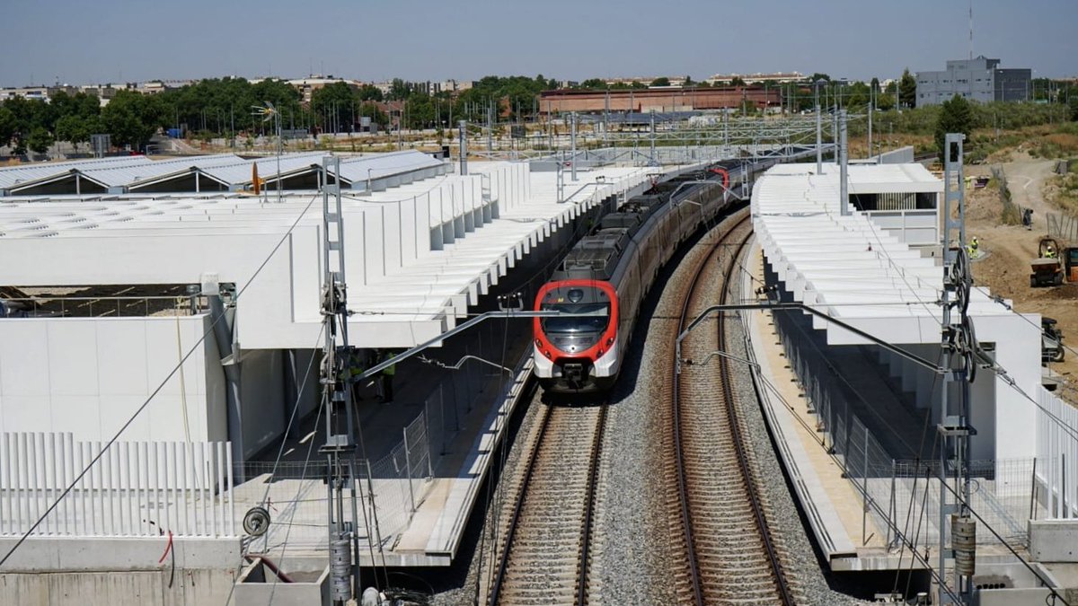 Adif_es's tweet photo. 🚉 Plan de Cercanías de #Madrid · Alcanzamos el primer gran hito en la construcción de la estación de Parla Norte: finalizamos el edificio de viajeros y los andenes.

🚘🔋 Proyectada como ejemplo de arquitectura sostenible, cuenta con 49 plazas de aparcamiento y puntos de recarga para vehículos eléctricos.

https://t.co/iRXAmM4MhK
