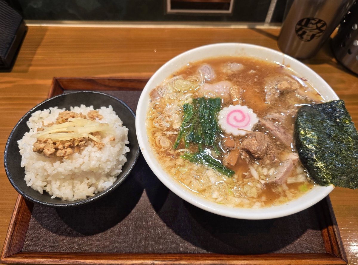 K46749975's tweet photo. 中華そば 政好@押上

何回食べても
やっぱり🩷旨ーーッ🤪❗
心の中で叫んじゃう笑 中華そば

鶏豚鴨の分厚い出汁に🕺
生姜の風味
濃口醤油と背脂の甘みとコク
旨味余韻が重厚でパンチある一杯
味玉買い忘れた🥵夏ボケ

出汁炊飯に鶏と生姜
スープと相性抜群で夢中食い🤣💕
#政好 https://t.co/c3FqwWxokp