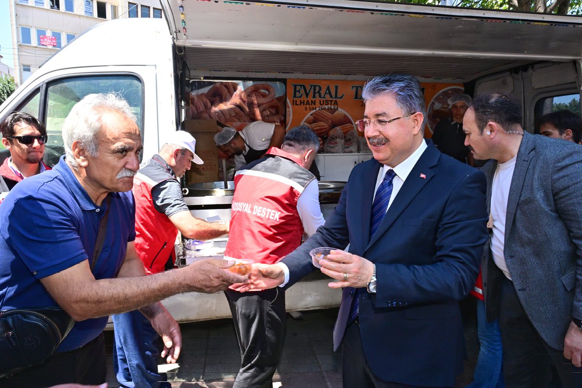 eskvaliligi's tweet photo. 15 Temmuz Demokrasi ve Millî Birlik Günü'nün 10. yıl dönümü dolayısıyla Aile ve Sosyal Hizmetler İl Müdürlüğü tarafından Reşadiye Camii'nde cuma namazının ardından şehitlerimizin aziz hatırasına lokma ikramı gerçekleştirildi.

Programa katılan Valimiz Dr. Erdinç Yılmaz, vatandaşlara lokma ikramında bulunarak 15 Temmuz şehitlerini rahmet ve minnetle andı.
@DrErdincYILMAZ1
#Eskişehir 
#15Temmuz
#ZaferBizim
İrade Bizim Zafer Bizim