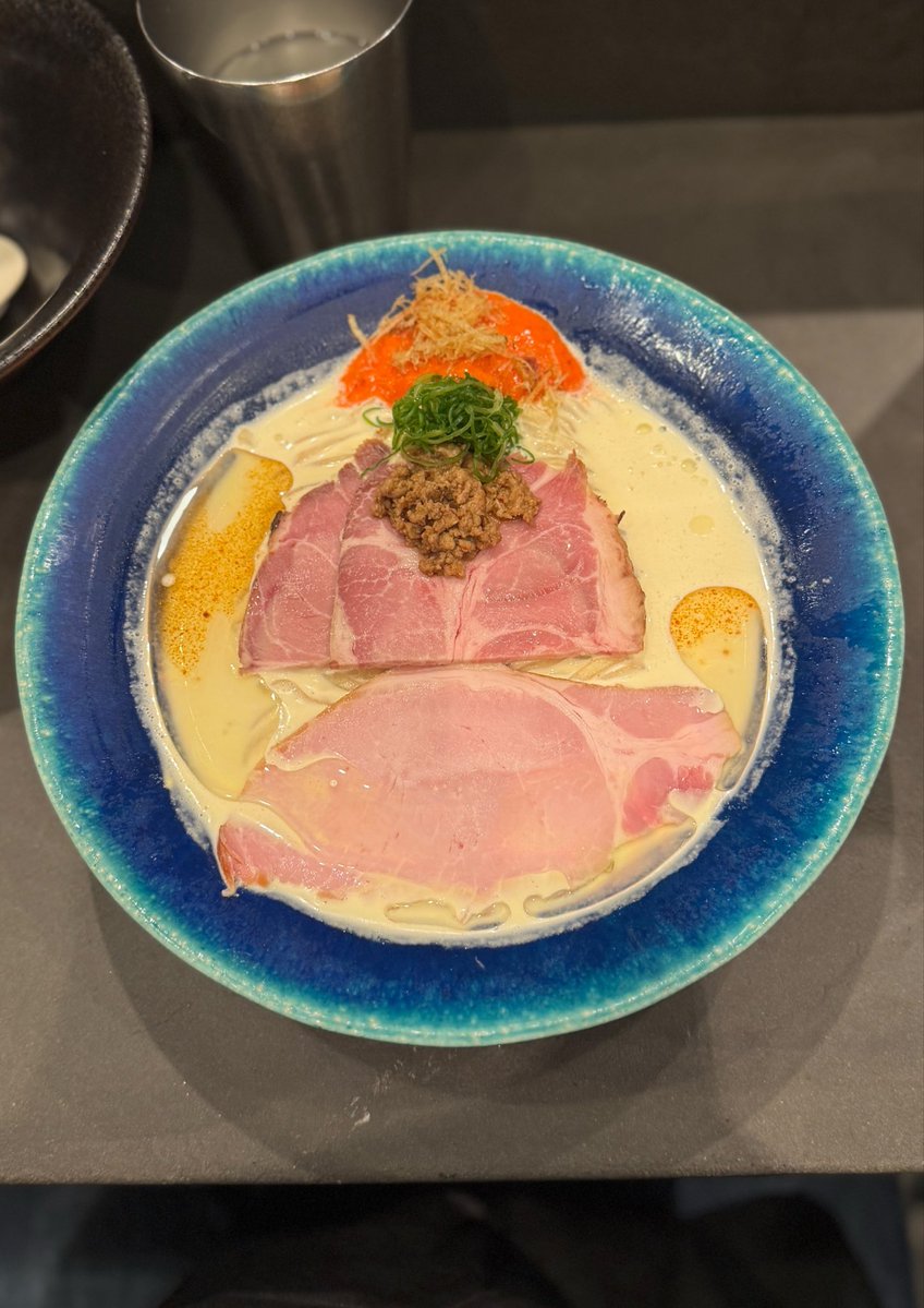 ichi_m51's tweet photo. Ramen Afro Beats @ 新宿御苑前
今年はかなりバズってて
7/10より整理券又はファストパス
【夏期限定】
冷やしとうもろこしらぁ麺
〜ほんのりカレー風味
冷たいコーンスープに
カレー風味のオイルと挽き肉がコーンの甘味を引き立たせ
清涼感溢れるパプリカのエスプーマも
良いアクセント
今年も最高！ https://t.co/vPi1lvtmb8