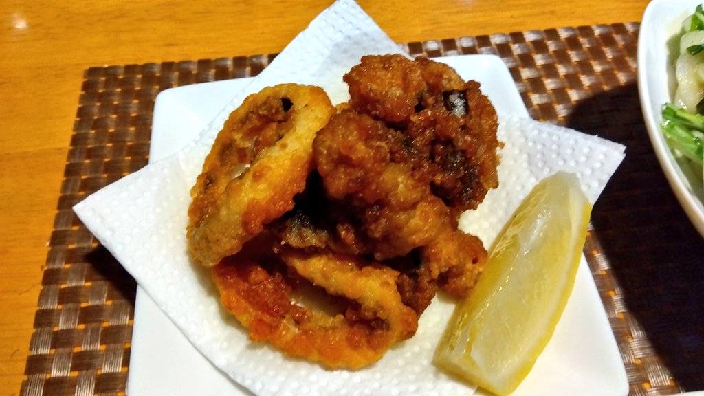 deeppunchers's tweet photo. イカの唐揚げ
これも駅中でよく購入しますね（笑）
有り難い事に値引きシールが貼られてました（笑）
プリプリの歯応えと旨味 レモンを絞ればキリッと良い肴になります（笑） https://t.co/C0GWOhrKo9