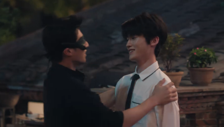 usernotnaming's tweet photo. wen chengyue caught smiling in 2k https://t.co/xTJlxigBV2
