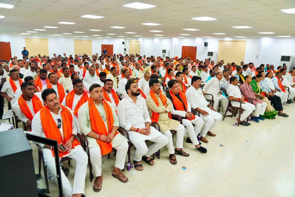 samrat4bjp's tweet photo. लोकसेवक आवास स्थित नेक संवाद सभागार में आयोजित एनडीए के सभी घटक दलों के सम्मानित जिलाध्यक्ष गण की बैठक में संगठन एवं सरकार के बीच बेहतर समन्वय, जनहित के कार्यों में गति तथा बिहार के सर्वांगीण विकास को लेकर विस्तृत चर्चा हुई।

बैठक में बिहार के माननीय पूर्व मुख्यमंत्री श्री @NitishKumar जी का भी मार्गदर्शन प्राप्त हुआ।