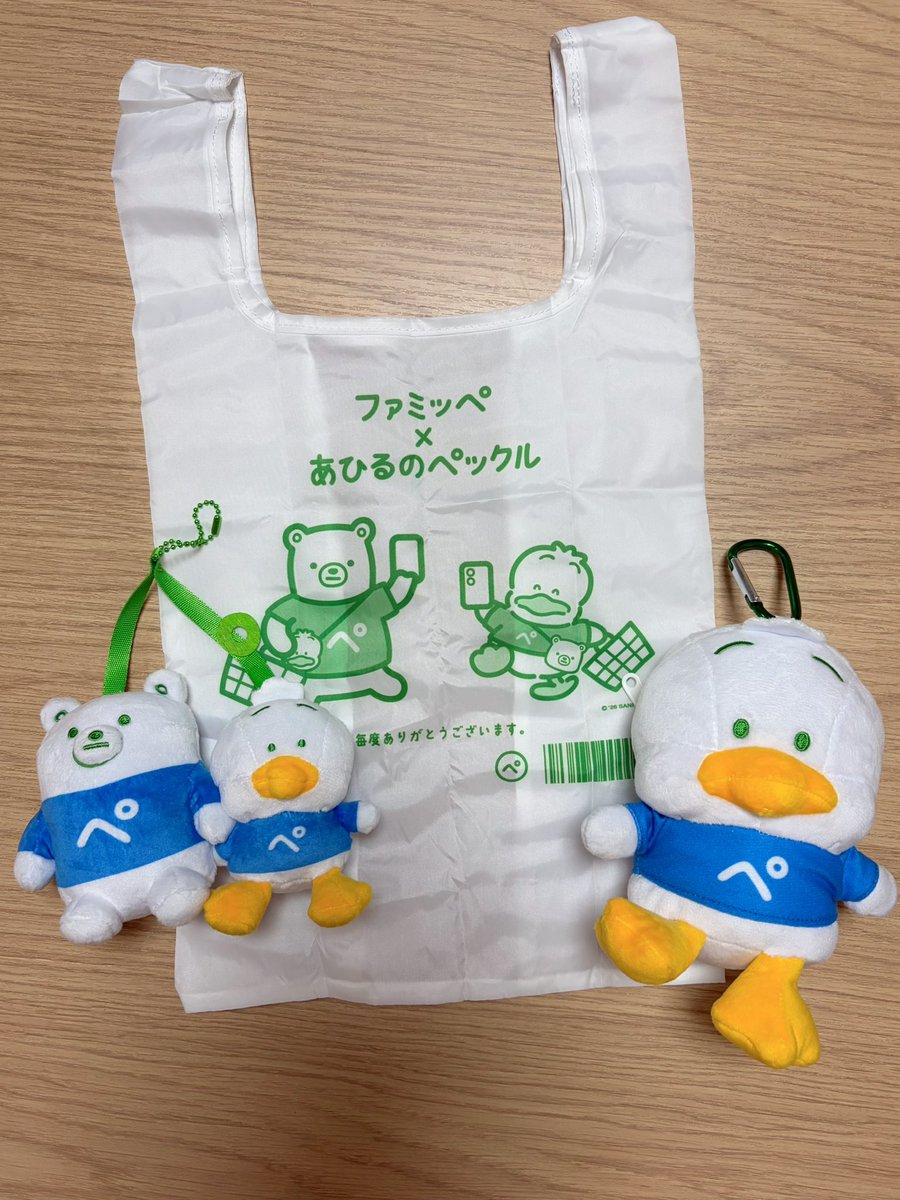 everychamuchamu's tweet photo. ペックル×ファミマコラボ💚💙
ぺ‼️がいろんなところにあってかわいい🤣 https://t.co/MLzvWlTVsR