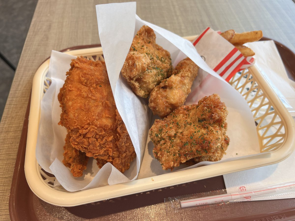 NagoyaLEVORG's tweet photo. もう5年ぐらい前に一度出たグリーンホットチキンがめっちゃ気に入ってたのにずっと姿を消してたのがしれっと復活してたのを知ってケンタまでMAXセンシッポ！
レッドホットとグリーンホットのカプサイ神セットを食す
グリーンホットが小せえと批判されてるみたいだけど俺は再び出てくれただけで歓喜🤤 https://t.co/4GZ6CEiciM