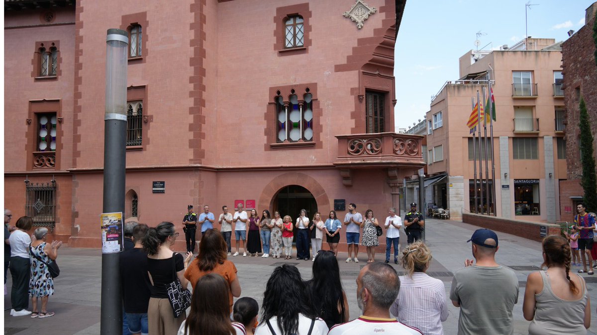 ViladecansTweet's tweet photo. Viladecans ha fet avui un minut de silenci en suport a les víctimes i persones afectades pel greu incendi de Los Gallardos (Almeria), en coordinació amb la Federación Española de Muncipios y Provincias (FEMP) https://t.co/A4coBCrRVi