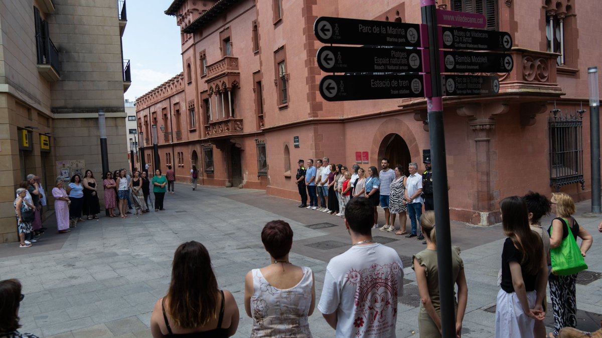 ViladecansTweet's tweet photo. Viladecans ha fet avui un minut de silenci en suport a les víctimes i persones afectades pel greu incendi de Los Gallardos (Almeria), en coordinació amb la Federación Española de Muncipios y Provincias (FEMP) https://t.co/A4coBCrRVi