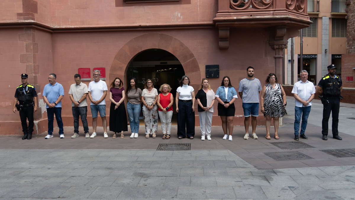 ViladecansTweet's tweet photo. Viladecans ha fet avui un minut de silenci en suport a les víctimes i persones afectades pel greu incendi de Los Gallardos (Almeria), en coordinació amb la Federación Española de Muncipios y Provincias (FEMP) https://t.co/A4coBCrRVi