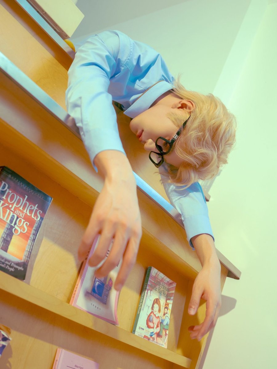 zhangcyi's tweet photo. Caught in a 9-to-5 fever dream where the papers are flying and the energy is draining. Just a vintage soul trying to survive modern deadlines, slowly melting. https://t.co/qUaKZppHF0