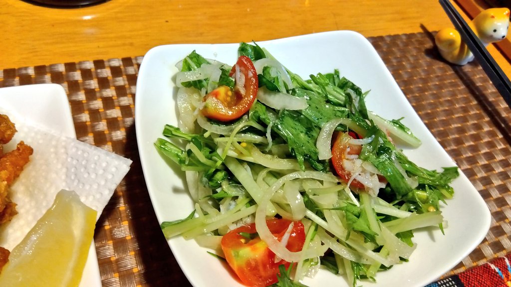 deeppunchers's tweet photo. 水菜やら何やらテキトーサラダ
野菜室で目が合ったヤツを切り刻みました（笑）
水菜にカイワレに玉ねぎとプチトマトです 冷凍庫にあったシラスは一口くらいしか無かったので風味付けですかね（笑）
オリーブオイルと岩塩と白胡椒にレモン汁でまとめるだけで一品完成です（笑） https://t.co/69pcdC6yJg