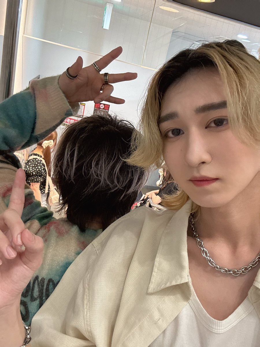 RAVEN_Ryu_'s tweet photo. 本日は五反田G6でのライブありがとうございました！
今日は普段とは違ったグループさんが多かったね！
久々煽りも頑張ったし明日髪切りに行くから帰って速攻寝るか😴
次回のライブは13日池袋OnlyYouです！
サポート含めた6人集まるのは次で最後だね💦 https://t.co/K1aedzTiZ8
