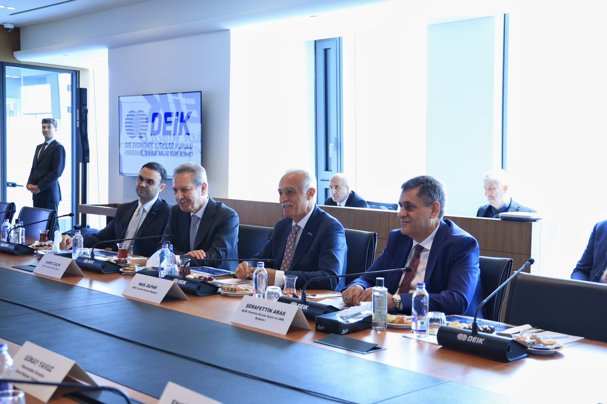 GelecekPartiTR's tweet photo. Genel Başkanımız Sayın Ahmet Davutoğlu ve beraberindeki heyet, bugün DEİK Başkanı Sayın Nail Olpak ve heyetini ziyaret etti.

Üreten, ihraç eden ve dünyayla güçlü bağlar kuran bir Türkiye hedefi doğrultusunda gerçekleştirilen verimli istişareleri ve nazik ev sahiplikleri için Sayın Nail Olpak ve DEİK heyetine teşekkür ediyoruz.