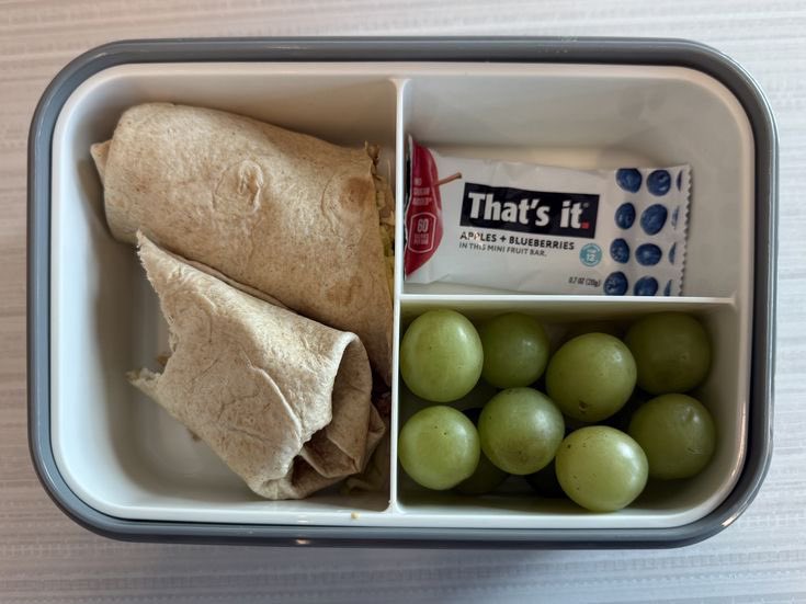 ladyyy_rain's tweet photo. Wrap w/ low carb wrap+mini protein bar+fruit
Again wraps are versatile so I’m not adding up the cals, I recommend using low-carb wraps because they’re lower in cals but also have lots of fiber https://t.co/cSlq23PPSg