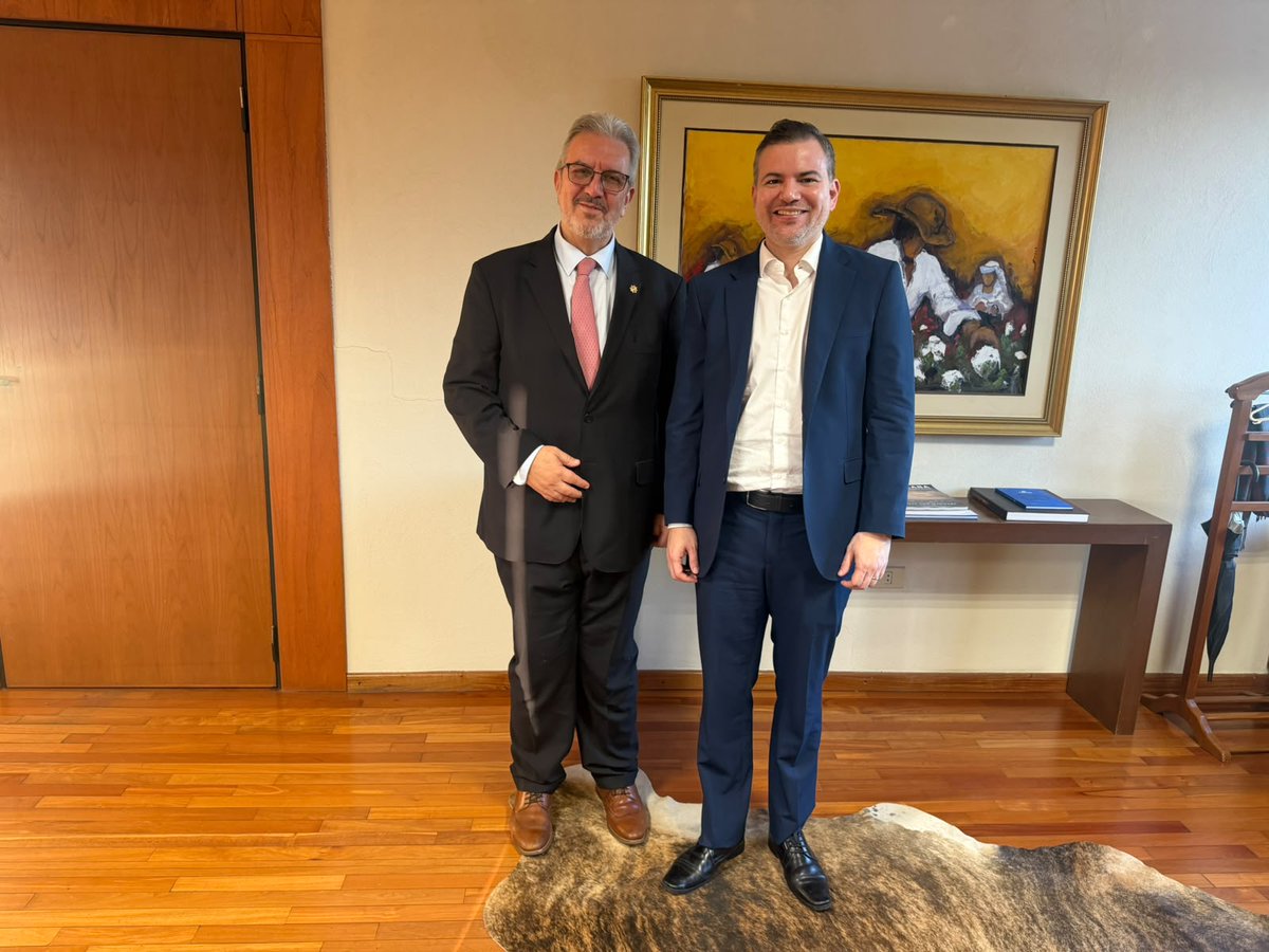 ANEAES_Paraguay's tweet photo. El presidente de la ANEAES, Dr. @jose_duartep, mantuvo una reunión de trabajo con el presidente de la @UIP_py, Ing. Enrique Duarte, y su equipo técnico, con el objetivo de coordinar las próximas acciones de la campaña Educación que Emplea.

Durante el encuentro se abordó la realización de una nueva encuesta en el marco de la campaña y la posibilidad de contar con una base de datos que fortalezca este proceso. Asimismo, se analizaron los resultados obtenidos del cruce de información entre las carreras acreditadas, el Registro de Títulos y los datos salariales del empleo formal, insumos que servirán para orientar las siguientes etapas de esta iniciativa.