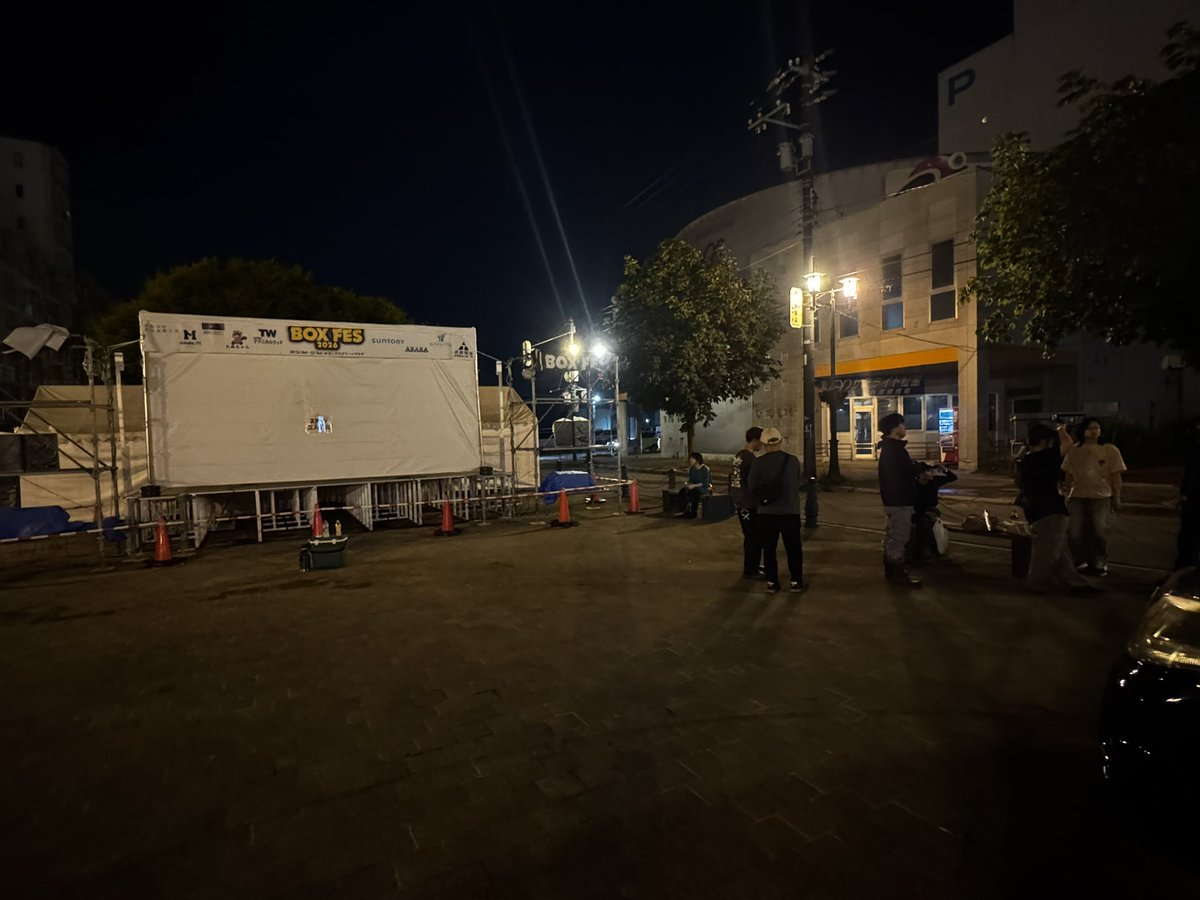 boxfes_hakodate's tweet photo. 午前中の大スコールも何とかやり過ごし、今日は入り変わり立ち代わりでボランティアに来てくれた方々多数！
学祭みたいにワイワイしながらの設営に、時間と労力を割いてくれた皆さんのおかげで明日明後日の本番無事に迎えられそうです！
雨具お忘れなく！(レインコートがオススメ！)
#BOXFES2026 https://t.co/eqe1G2uNlf