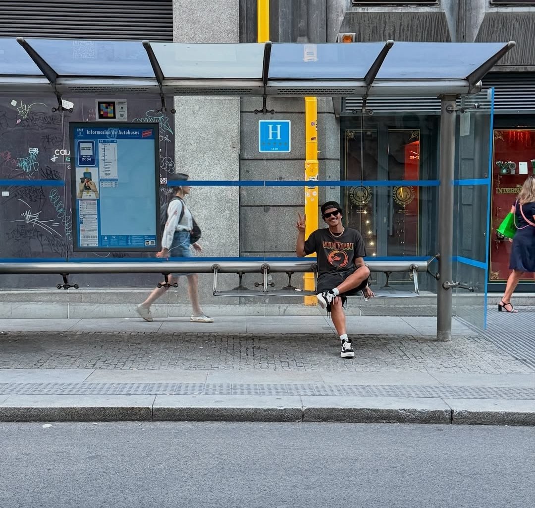 acervobrunomars's tweet photo. 🚨 GENTE COMO A GENTE!
Bruno Mars é flagrado aguardando o ônibus em Madrid para seguir rumo ao estádio onde fará seu próximo show. https://t.co/96KbEvVOb5