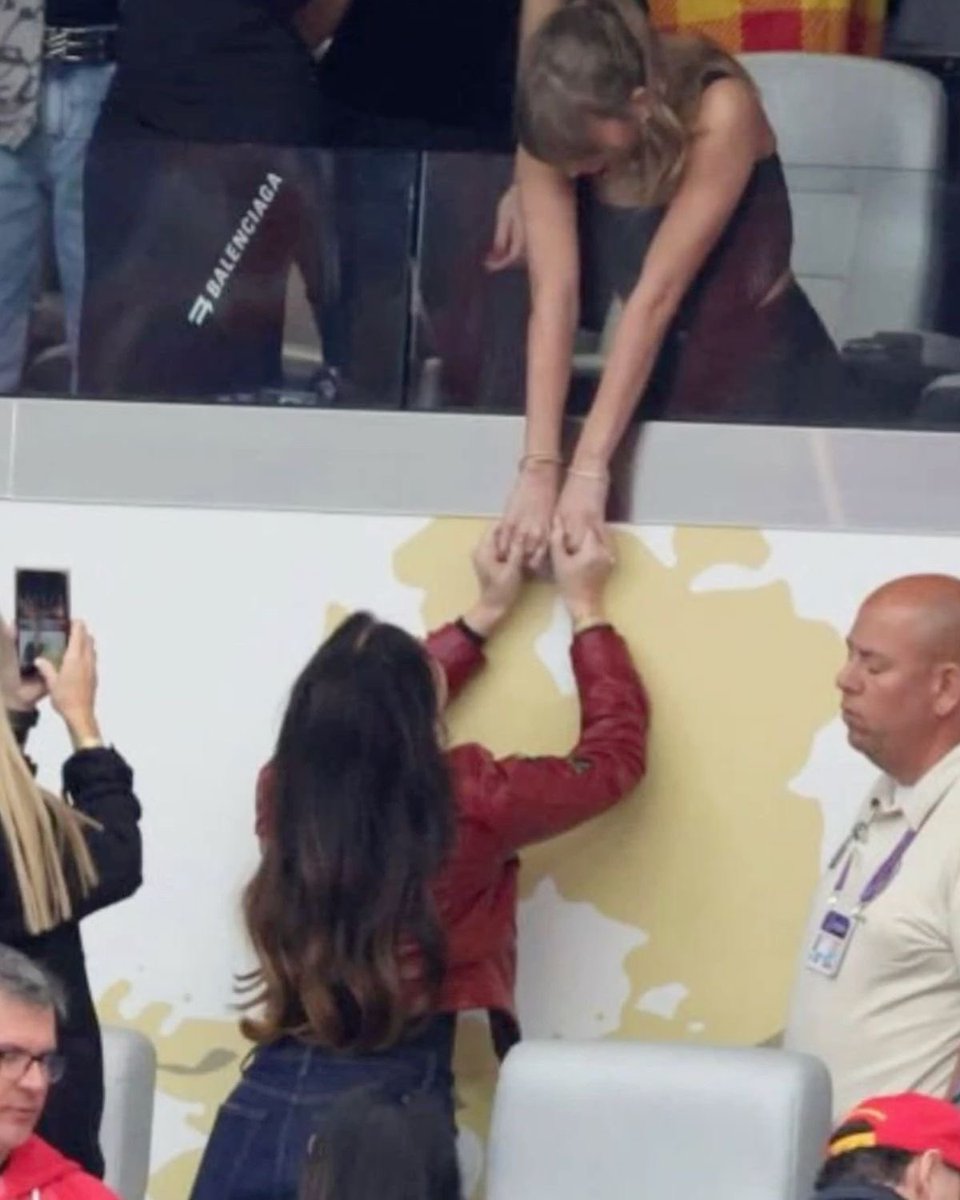 JulioBtd1989's tweet photo. Lembrando aqui da vez que Lana foi pro superbowl mas mudou de time pq encontrou a Taylor e decidiu que ia torcer para o Travis tirando até a jaqueta do outro time https://t.co/B8gbxxlhOE