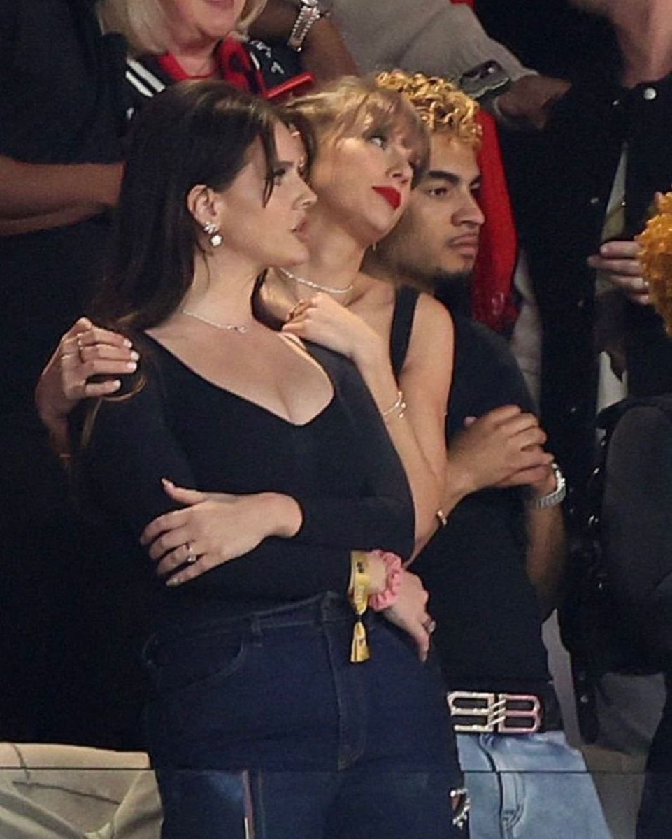 JulioBtd1989's tweet photo. Lembrando aqui da vez que Lana foi pro superbowl mas mudou de time pq encontrou a Taylor e decidiu que ia torcer para o Travis tirando até a jaqueta do outro time https://t.co/B8gbxxlhOE