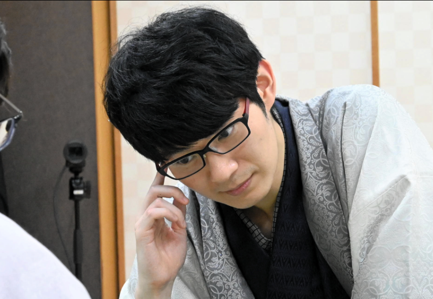 asahi_shogi's tweet photo. 村）叡王戦五番勝負で伊藤匠叡王に2勝3敗で惜敗した斎藤慎太郎八段に、シリーズを振り返っていただきました。インタビューしたのは佐藤圭司記者。「名局賞」の声も上がった第４局についてもたっぷりうかがっています。明日朝、記事を配信する予定です。 https://t.co/f6KP9E4v02