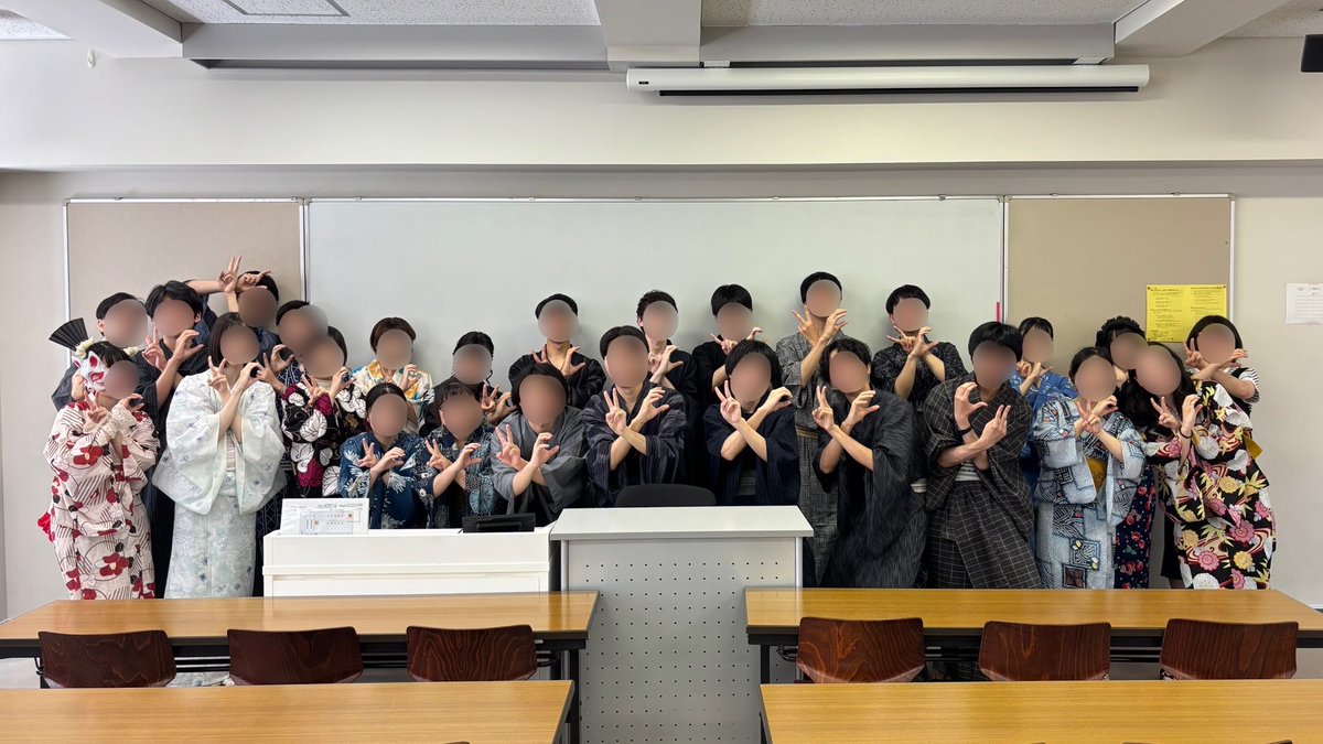 vocaloconnect's tweet photo. ⭐️活動実施報告⭐️

➡️ #上智浴衣デー フリスペ👘🎋

今年の浴衣デーも、昼休みにサークルメンバーで教室に集まりました！
ワイワイおしゃべりをしたり、写真を撮ったり📸
普段とは違うメンバーの姿が見れて楽しかったです🙌

#ボカロ #ボカロサークル #上智大学 https://t.co/pwCFCDYDHH