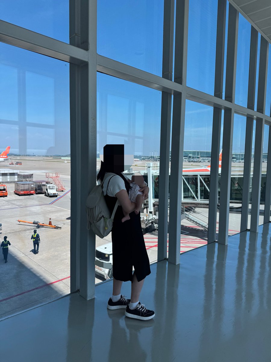 baelee1010's tweet photo. 諸事情により早めの里帰り🇯🇵ベビ飛行機ほぼ泣かなかったー🥹お宮参り&amp;お食い初めもしたし、私が着たセレモニードレスも着させられた👗ひいおばあちゃん達にも会わせられたし本当に帰ってよかった。袴が想像以上に可愛くて大満足でした💞 https://t.co/3D7HhuZGD3