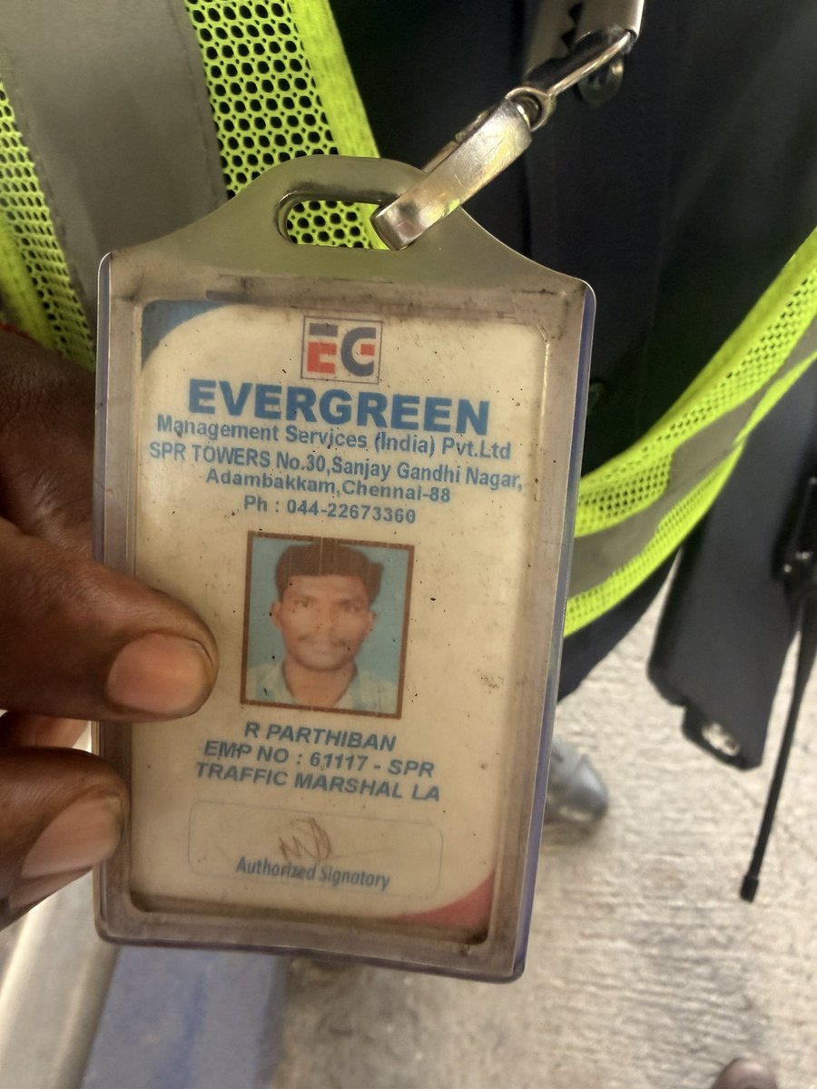 WTLRahulP's tweet photo. This guy is absolutely sick and needs to be taught a lesson. @NHAI_Official @CMOTamilnadu this guy in Pallikonda TOLL even with proper annual toll pass refuses to do manual entry of car number because of man power shortage and demands to pay cash to open the gate for car to pass through ! Day time robbery and this guy talks as if he is the contract owner of the toll. @nitin_gadkari @OfficeOfNG