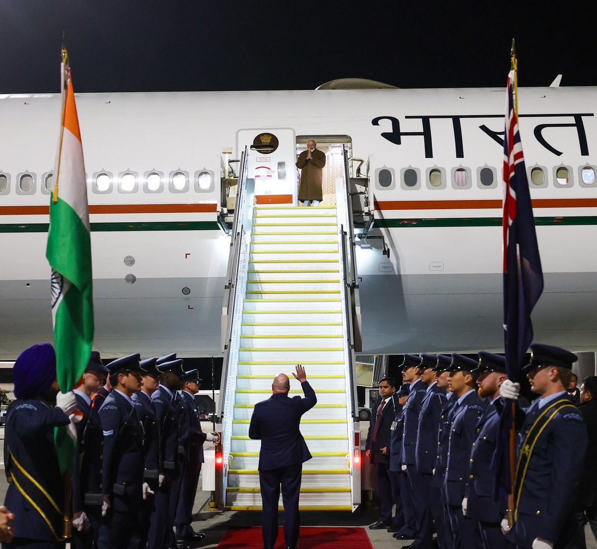 tv9gujarati's tweet photo. PM Modi lands in Auckland. He was received by New Zealand PM Chris Luxon at the airport, Auckland’s iconic sky tower lights up in the Indian tricolour as a special gesture for PM Modi’s visit | TV9Gujarati
#PMModi #ModiInNewZealand #ModiInAuckland #IndiaNewZealand #ChrisLuxon #SkyTower #Tricolour #ModiVisit #TV9Gujarati