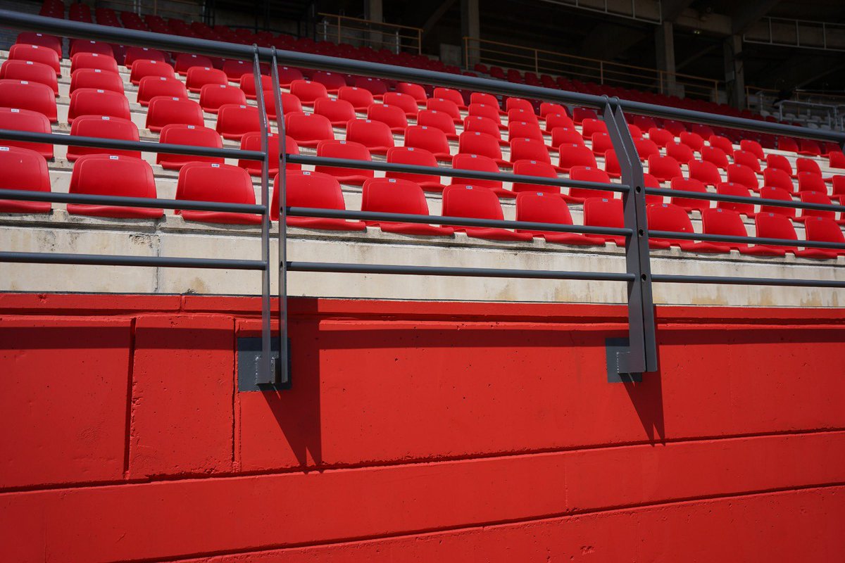 CyDLeonesa's tweet photo. 🆑 Nuestro Reino coge color 

Continuamos con las obras de mejora en nuestro estadio con los trabajos de pintura del muro y la barandilla de las gradas

#AúpaCultu | #ParteDeMí https://t.co/0ob3s3ga6v
